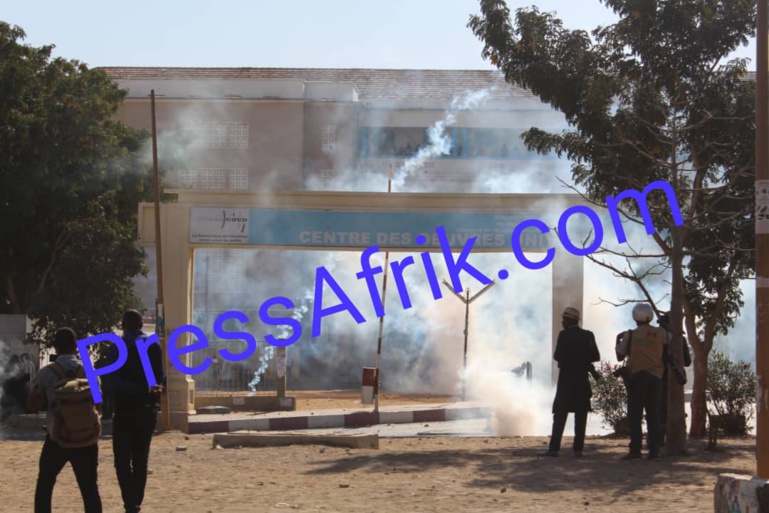 Affrontements à l’Ucad: Ça chauffe entre forces de l’ordre et étudiants Affrontements à l’Ucad: Ça chauffe entre forces de l’ordre et étudiants