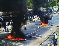 UCAD : Pour réclamer la réouverture des  restaurants, les étudiants mettent le feu devant la direction du COUD
