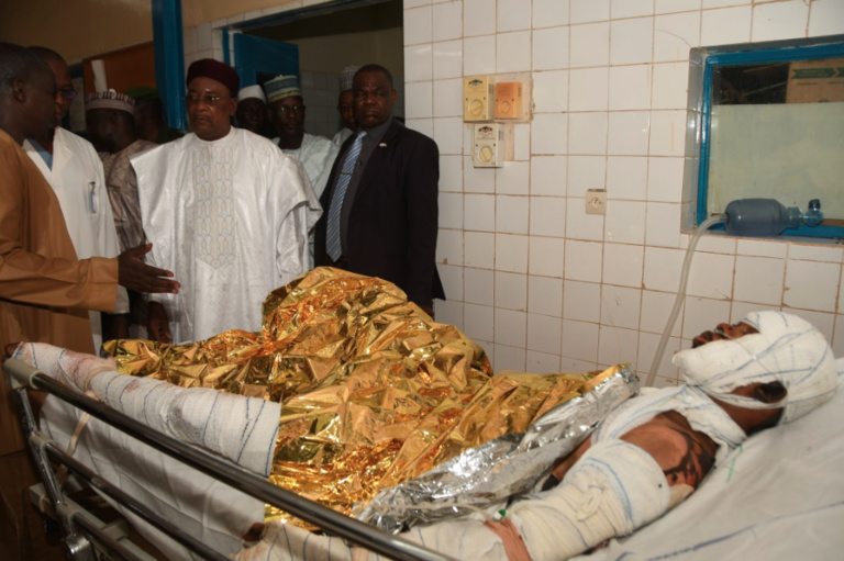 Niamey – l’explosion d’un camion citerne fait plus de 58 morts - Issoufou au chevet des blessés Niamey – l’explosion d’un camion citerne fait plus de 58 morts - Issoufou au chevet des blessés