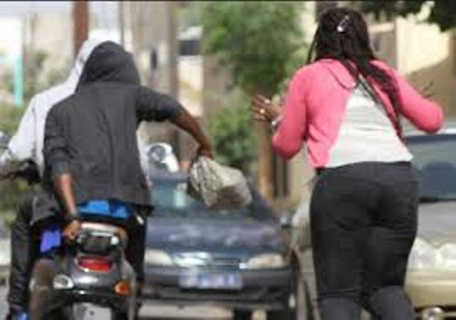 Série de vols à l’arrachée en plein jour: 7 millions Fcfa, des téléphones et bijoux en or emportés