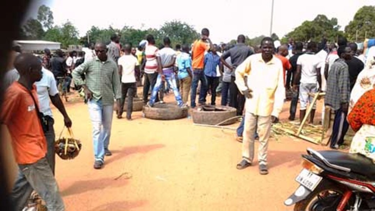 Département de Kaolack: les populations de Koutal barre la Route nationale pour réclamer de l’eau Département de Kaolack: les populations de Koutal barre la Route nationale pour réclamer de l’eau