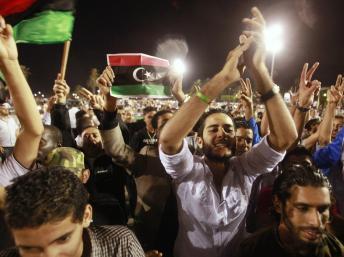 Les Libyens célèbrent l'annonce de l'arrestation du fils de Kadhafi, Mouatassim, ici à Tripoli, le 12 octobre 2011. REUTERS/Suhaib Salem