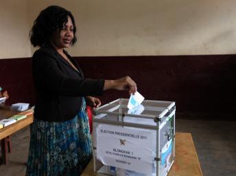 Dans un bureau de vote de Yaoundé, une électrice camerounaise glisse son bulletin dans l'urne le 9 octobre dernier. REUTERS/Akintunde Akinleye