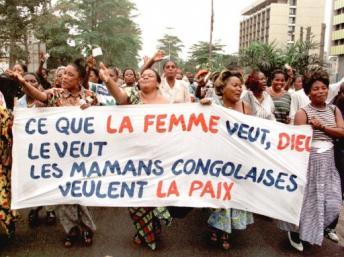 Un cortège de femmes congolaises manifestant le 22 août 2011 à Kinshasa, pour dénoncer l’agression rwandaise contre leur pays. AFP