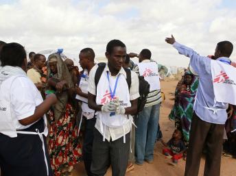 Les employés de MSF dirigent les refugiés venant de Somalie vers le camp de réfugiés de Dadaab, situé dans l'est du Kenya, le 1er août 2011. REUTERS/Thomas Mukoya