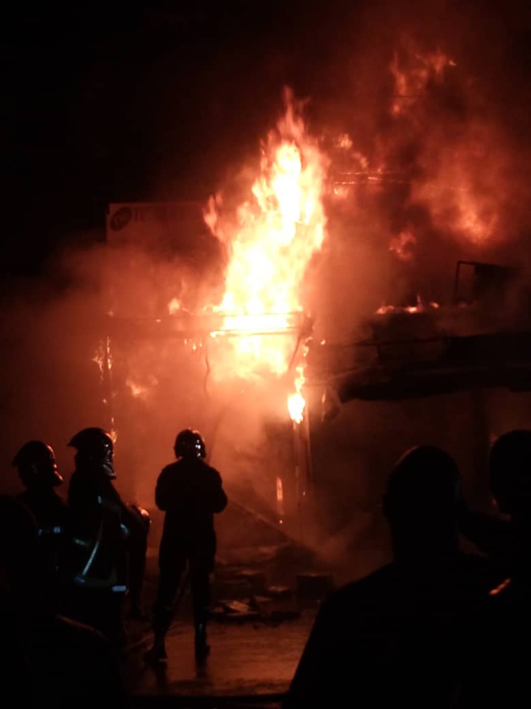 Incendie au centre commercial de sandaga Incendie au centre commercial de sandaga