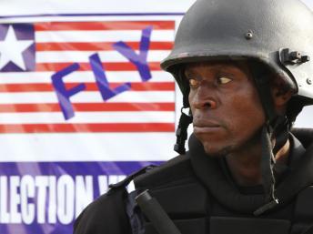 Un policier devant la Commission électorale du Liberia. REUTERS/Luc Gnago