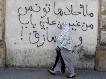 Tunis, le 24 octobre et sur un mur, cette inscription «Que la Tunisie est belle sans Ben Ali le voleur». REUTERS/Zohra Bensemra