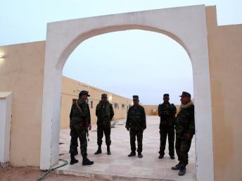 Des soldats sahraouis devant l'entrée du lotissement de Tindouf où se trouvaient les trois humanitaires enlevés. Reuters
