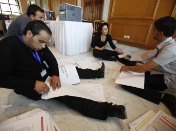 Les employés de l'Isié en plein travail à Tunis le 24 octobre 2011. REUTERS/Zohra Bensemra