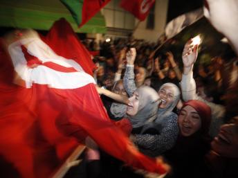Des supportrices d'Ennahda, mardi 25 octobre, acclament les très bons résultats quasi assurés du parti islamiste. REUTERS/Zohra Bensemra