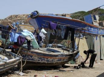 A Sidi Bilal, les migrants sub-sahariens dorment dans des coques de bateau AFP PHOTO/ FRANCISCO LEONG