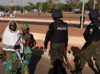 Des policiers nigérians patrouillent dans les rues d'Abuja, le 6 novembre 2011. Reuters/A.Sotunde