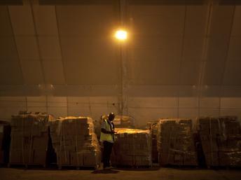 Goma, le 10 octobre 2011. Arrivée du matériel de vote pour les élections du 28 novembre 2011. © Monusco/Sylvain Liechti
