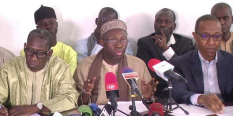 Gestion du pétrole et du gaz: l'opposition veut traduire en justice Macky Sall, son frère et son ministre de l'Intérieur Gestion du pétrole et du gaz: l'opposition veut traduire en justice Macky Sall, son frère et son ministre de l'Intérieur