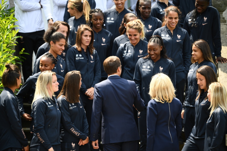 Emmanuel Macron aux Bleues : "C’est votre année" Emmanuel Macron aux Bleues : "C’est votre année"