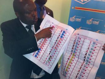 Les bulletins qui seront utilisés le 28 novembre ont la particularité d'être les plus grands bulletins de vote du monde. © RFI/Bruno Minas