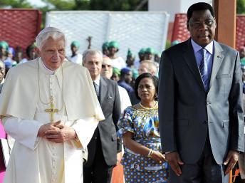 Le pape et le président béninois Thomas Boni Yayi à l'aéroport de Cotonou, le 20 novembre 2011. Reuters / Afolabi Sotunde