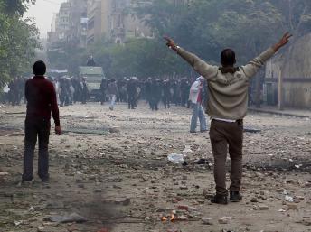 Des heurts violents ont à nouveau opposé policiers et manifestants au Caire autour de la place Tahrir, dimanche 20 novembre 2011. REUTERS/Asmaa Waguih
