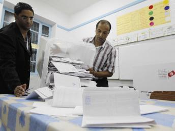 Comptage des bulletins à Tunis, le 23 octobre 2011. REUTERS/Louafi Larbi