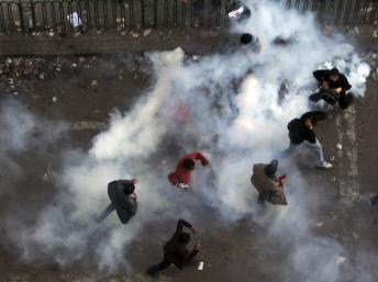 Bataille de rue près de la place Tahrir, Le Caire, le 21 novembre 2011. REUTERS/Amr Abdallah Dalsh