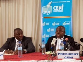 Daniel Ngoy Mulunda (D), président de la Commission électorale, lors d'une conférence de presse à Kinshasa le 11 novembre 2011. AFP PHOTO/GWENN DUBOURTHOUMIEU