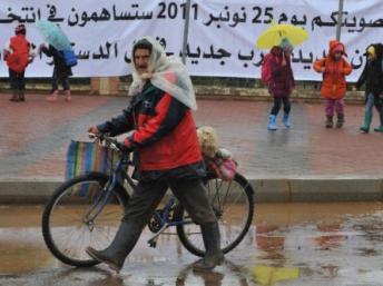 Dans la ville d'Oulmes, au centre du Maroc, une banderole appelle les citoyens à voter aux législatives du 25 novembre2011. AFP / Abdelhak Senna