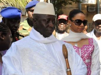 Le président gambien Yaya Jammeh et son épouse Zeineb Souma Jammeh se préparent à voter, à Banjul, le 24 novembre 2011. AFP PHOTO / SEYLLOU