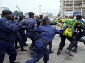 Des policiers dispersent des manifestants, le 13 Octobre 2011. Souvent dans des rassemblements les journalistes sont pris pour cible. AFP /Gwenn DUBORTHOMIEU