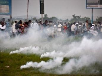 Effervescence autour de l'aéroport de Ndjili, près de Kinshasa, le 26 novembre 2011. AFP PHOTO/GWENN DUBOURTHOUMIEU