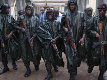 A Kinshasa, des membres de la garde présidentielle de Joseph Kabila patrouillent devant le bureau de vote où se trouve le président sortant, le 28 novembre 2011. REUTERS/Finbarr O'Reilly