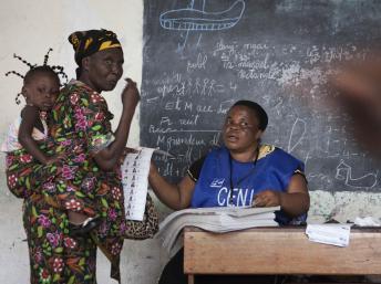 Une électrice portant son enfant, dans un bureau de vote de Kinshasa, le 28 novembre 2011. REUTERS/Finbarr O'Reilly