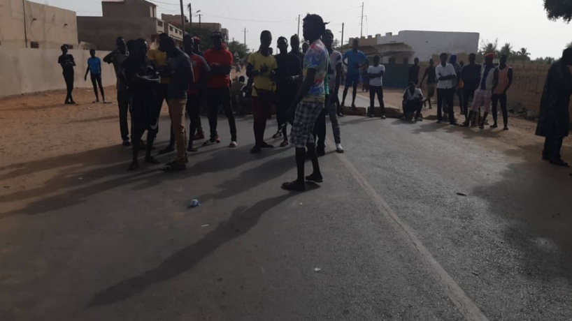 URGENT - Un camion des ICS tue un enfant devant la gare routière de Mboro...les populations en colère URGENT - Un camion des ICS tue un enfant devant la gare routière de Mboro...les populations en colère