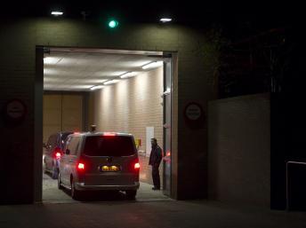 Le convoi transportant Laurent Gbagbo lors de son arrivée à la prison de Scheveningen aux Pays-Bas. REUTERS/Michael Kooren