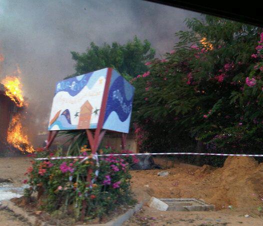 Les flammes en progression dans les résidences du port source page facebook Sénégal ville de saly
