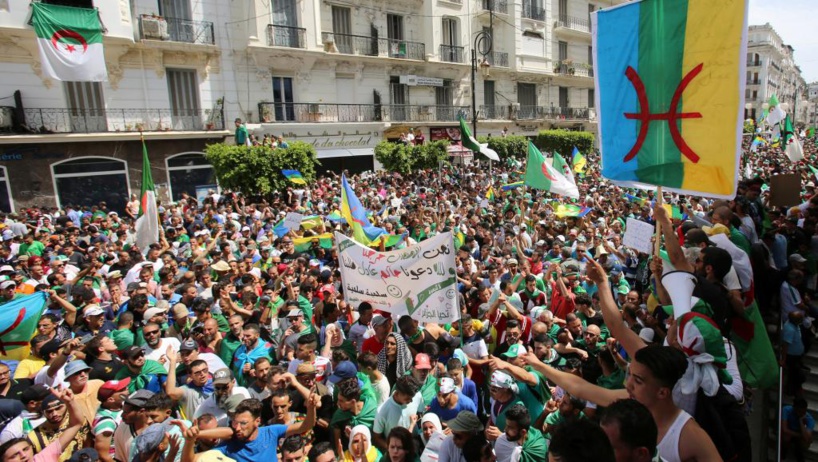 Algérie: des manifestants arrêtés pour avoir brandi le drapeau berbère