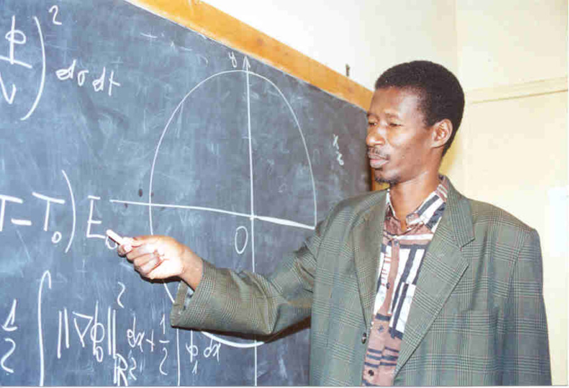 Débarqué du nouveau gouvernement, Pr Mary Teuw Niane reprend la craie Débarqué du nouveau gouvernement, Pr Mary Teuw Niane reprend la craie