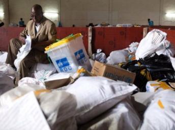 A Kinshasa, un agent électoral de la Céni au milieu des sacs de bulletins de vote, le 3 décembre 2011. AFP / GWENN DUBOURTHOUMIEU