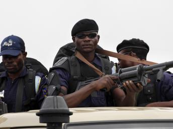 En RDC, des policiers anti-émeute surveillent la capitale, Kinshasa, dans l’attente des résultats, le 5 décembre 2011. REUTERS/Emmanuel Braun