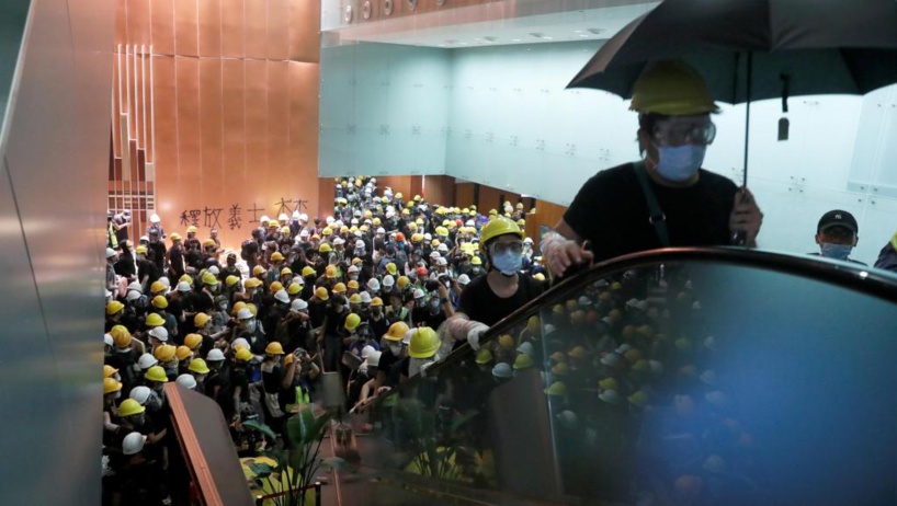 Hong Kong: des manifestants pénètrent dans l'hémicycle du Parlement
