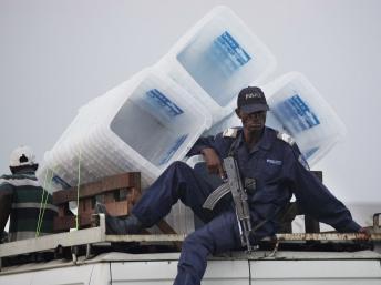 Un policier juché sur le toit d'un véhicule transportant du matériel électoral à Kinshasa le 1er décembre 2011. REUTERS/Emmanuel Braun