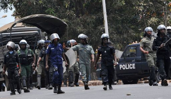 Guinée: une nouvelle loi pourrait protéger les membres de la police contre toute éventuelle poursuite en justice (HRW)