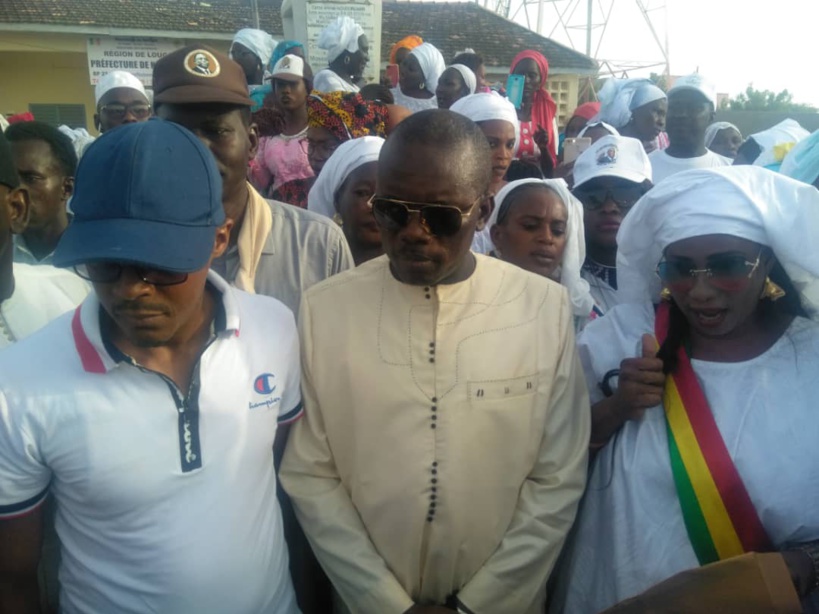 Affaire Aliou Sall: A Kébémer, les membres du parti au pouvoir marchent pour soutenir le président Macky Sall Affaire Aliou Sall: A Kébémer, les membres du parti au pouvoir marchent pour soutenir le président Macky Sall