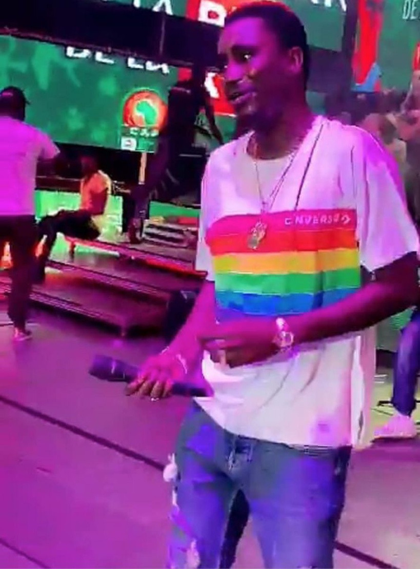 Waly Seck, le Tee-Shirt LGBT, les félicitations des homosexuels et la colère des internautes sénégalais Waly Seck, le Tee-Shirt LGBT, les félicitations des homosexuels et la colère des internautes sénégalais