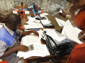 Des agents électoraux de la Céni, la Commission électorale nationale indépendante, lors de la réception de bulletins de vote à Goma. AFP / Simon Maina