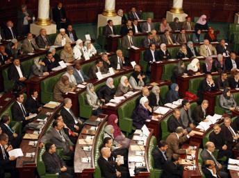 Les parlementaires tunisiens ont élaboré la première mouture d'une « mini Constitution », samedi 10 décembre 2011. REUTERS/Zoubeir Souissi