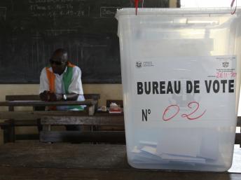 Dans un bureau de vote d'Abidjan, le 11 décembre 2011, un assesseur attend les électeurs. REUTERS/Luc Gnago