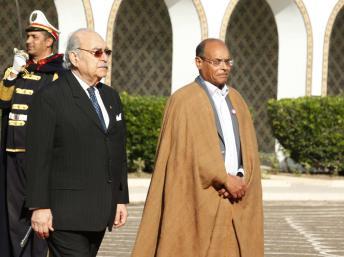Le nouveau président tunisien Moncef Marzouki avec l'ancien président par intérim Fouad Mebazaa (g) devant le palais présidentiel de Carthage, Tunis le 13 décembre 2011. REUTERS/Zoubeir Souissi