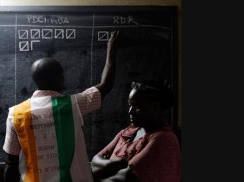 Abidjan, 11 décembre 2011, dans un bureau de vote. Un agent inscrit les scores des partis. © Reuters/Thierry Gouegnon