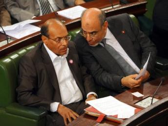 Le nouveau Premier ministre tunisien Hamadi Jebali (d) s'adresse au président de la République Moncef Marzouki à l'Assemblée constituante tunisienne, le 6 décembre 2011. AFP PHOTO / FETHI BELAID